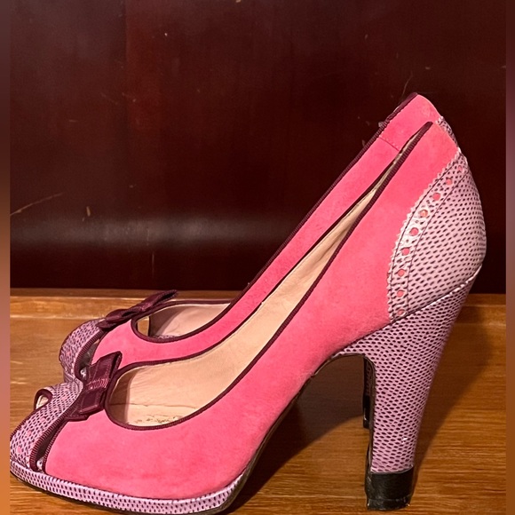 Marc Jacobs Barbie Pink Suede & Purple Lizard Skin Peep Toe Pumps w/ Bows Size 9 - Picture 5 of 10
